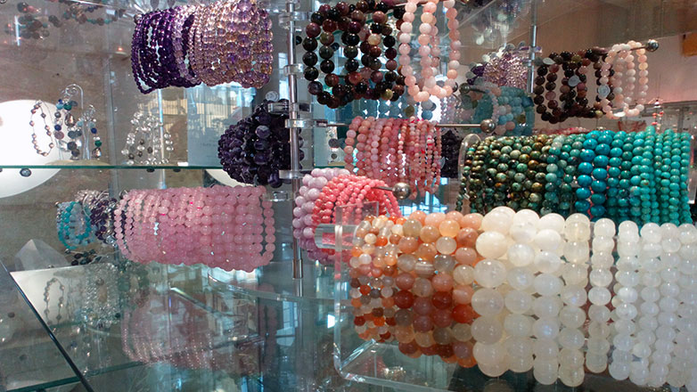 Des couleurs, des formes, des bijoux de qualité… A venir découvrir chez Stratagème la Boutique aux Minéraux !